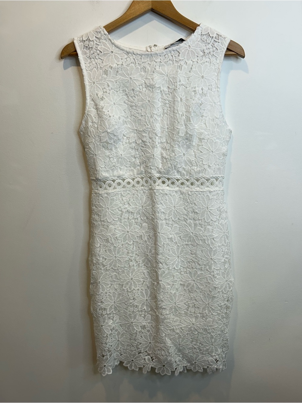 Suzy Shier Sleeveless Floral Lace Shift Dress White